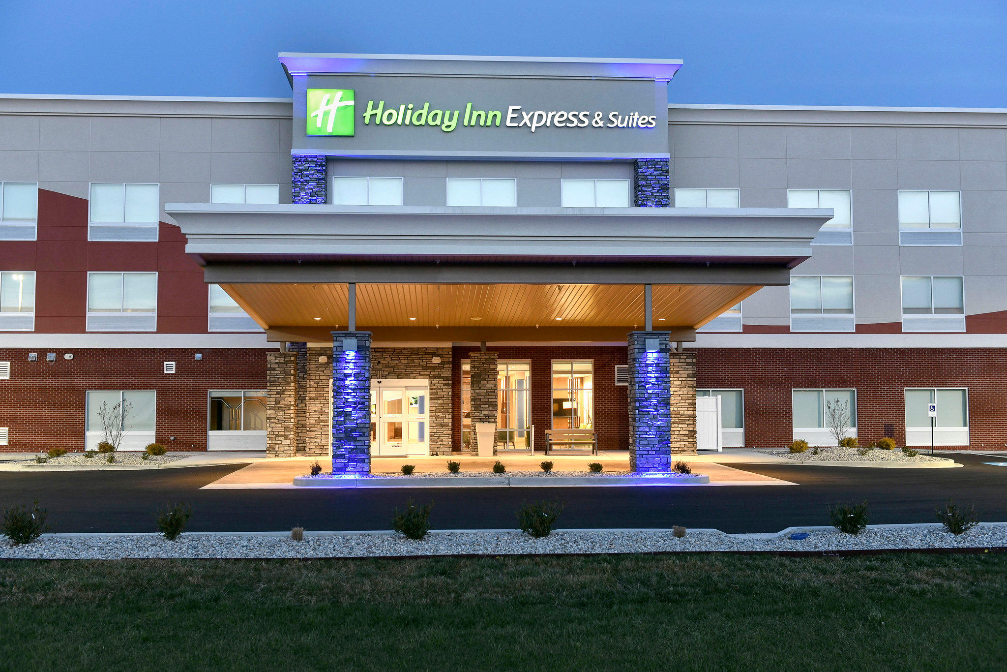 Holiday Inn Express & Suites Madisonville Photo