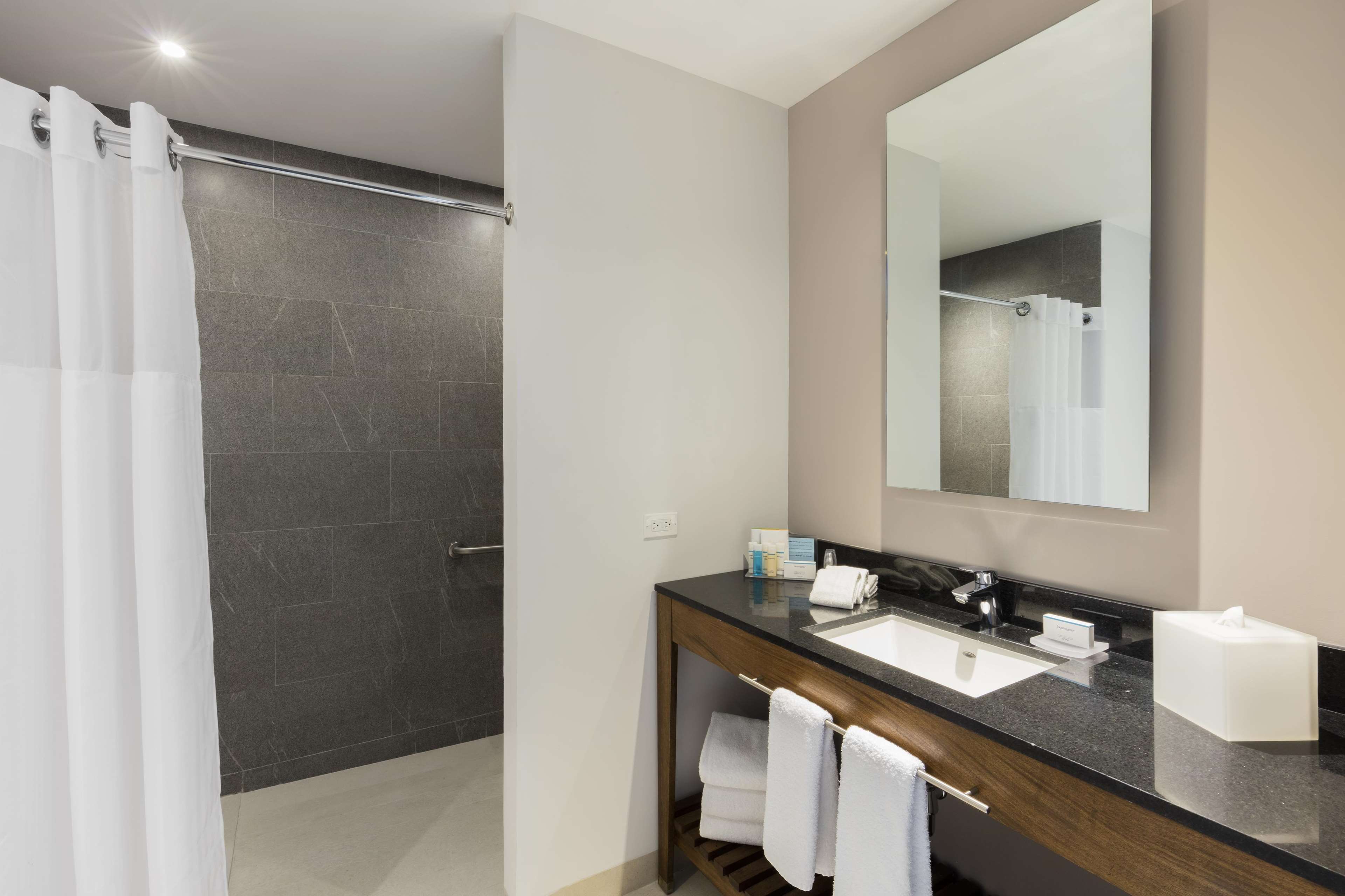 Images Hampton Inn by Hilton Cancun Cumbres