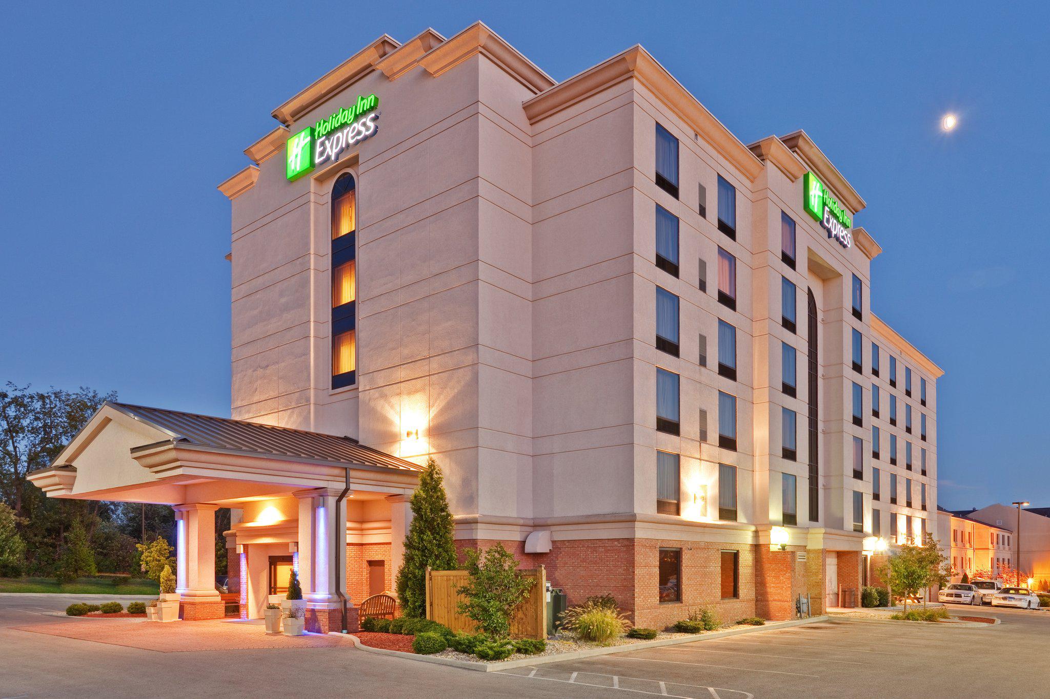 Holiday Inn Express & Suites Bloomington Photo