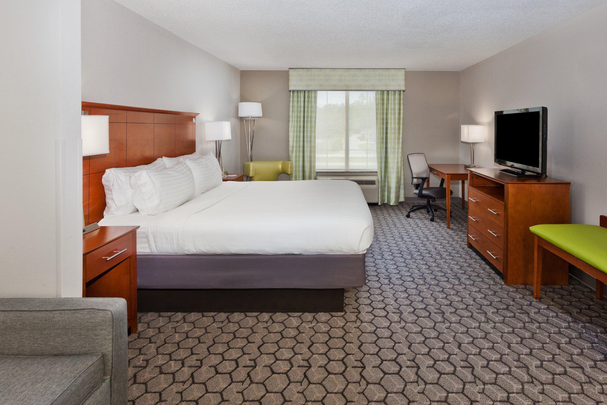 Holiday Inn Express & Suites Phenix City-Ft.Benning Area Photo