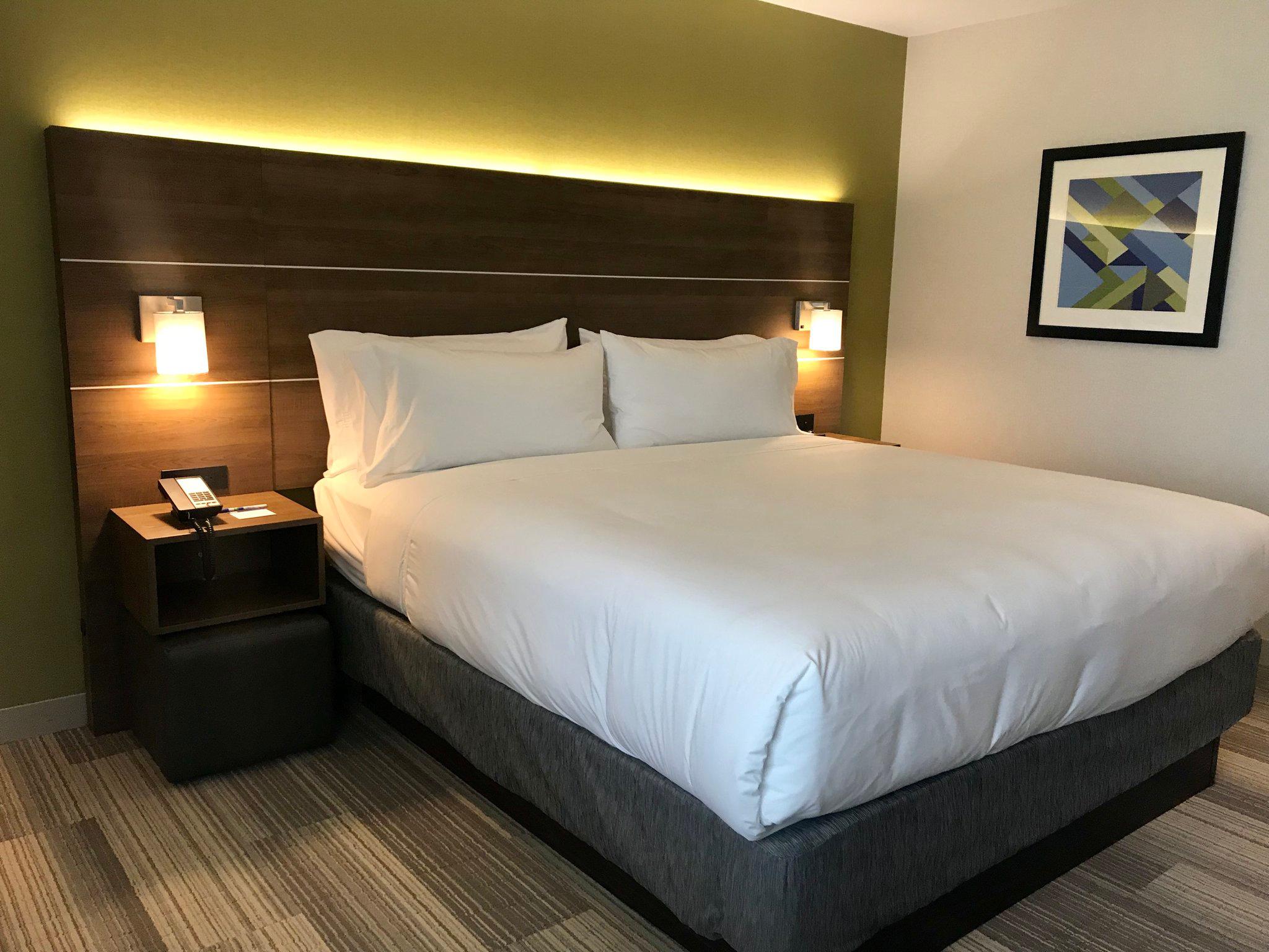 Holiday Inn Express & Suites Pasadena - Los Angeles Photo