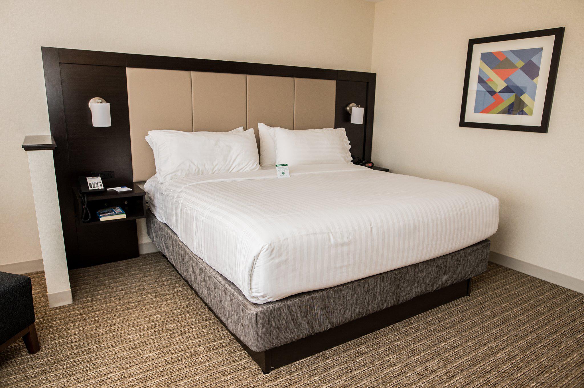 Holiday Inn Express & Suites Marietta Photo