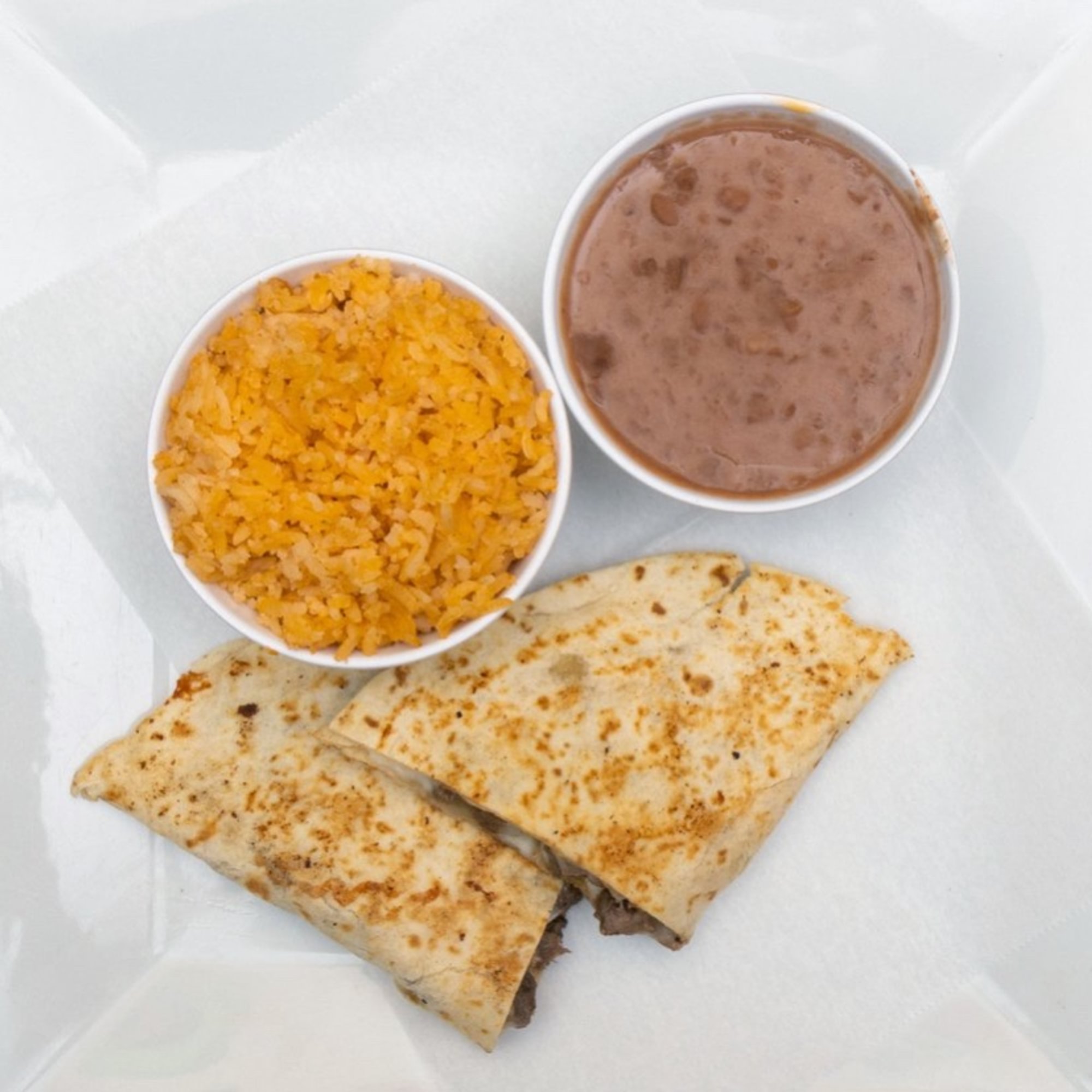 Quesadillas con Frijol, Arroz, Crema y Queso
