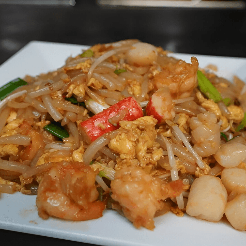 "Lort Cha" Short Noodle Stir Fried with Beef