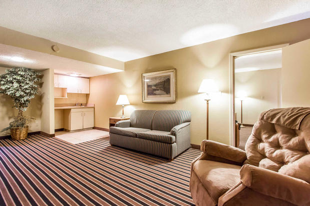 Images Econo Lodge Inn & Suites