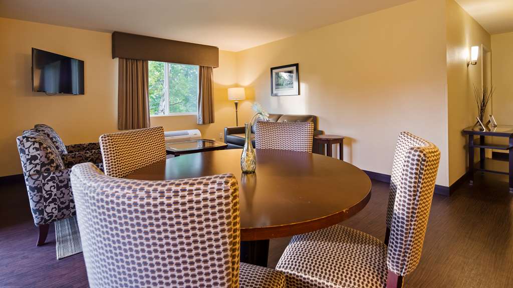Best Western Plus Plaza by the Green Image