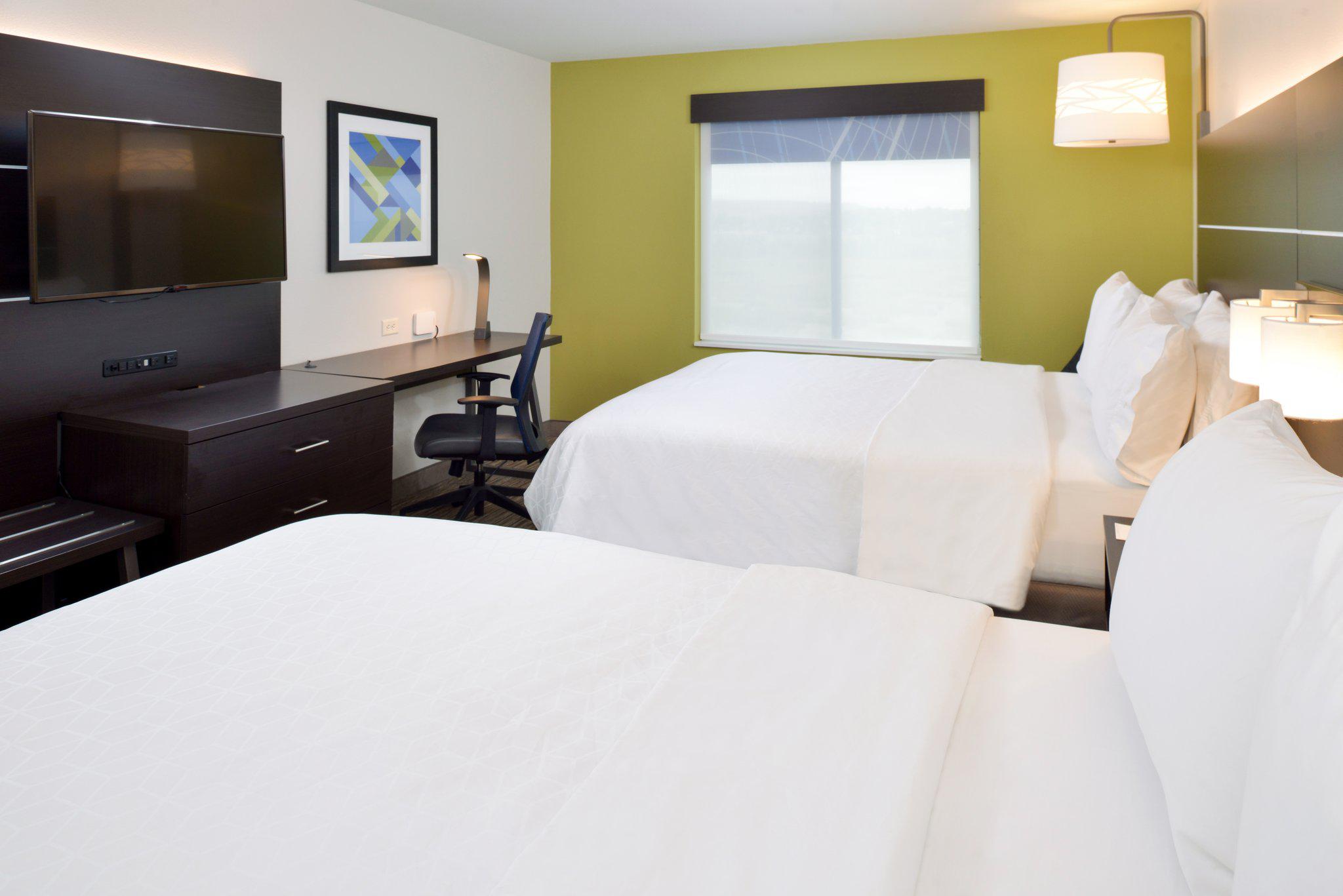 Holiday Inn Express & Suites Pueblo North Photo