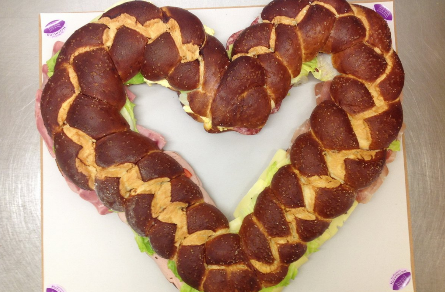 Gefüllte Brote/Brezel oder Fleisch-Käseplättli