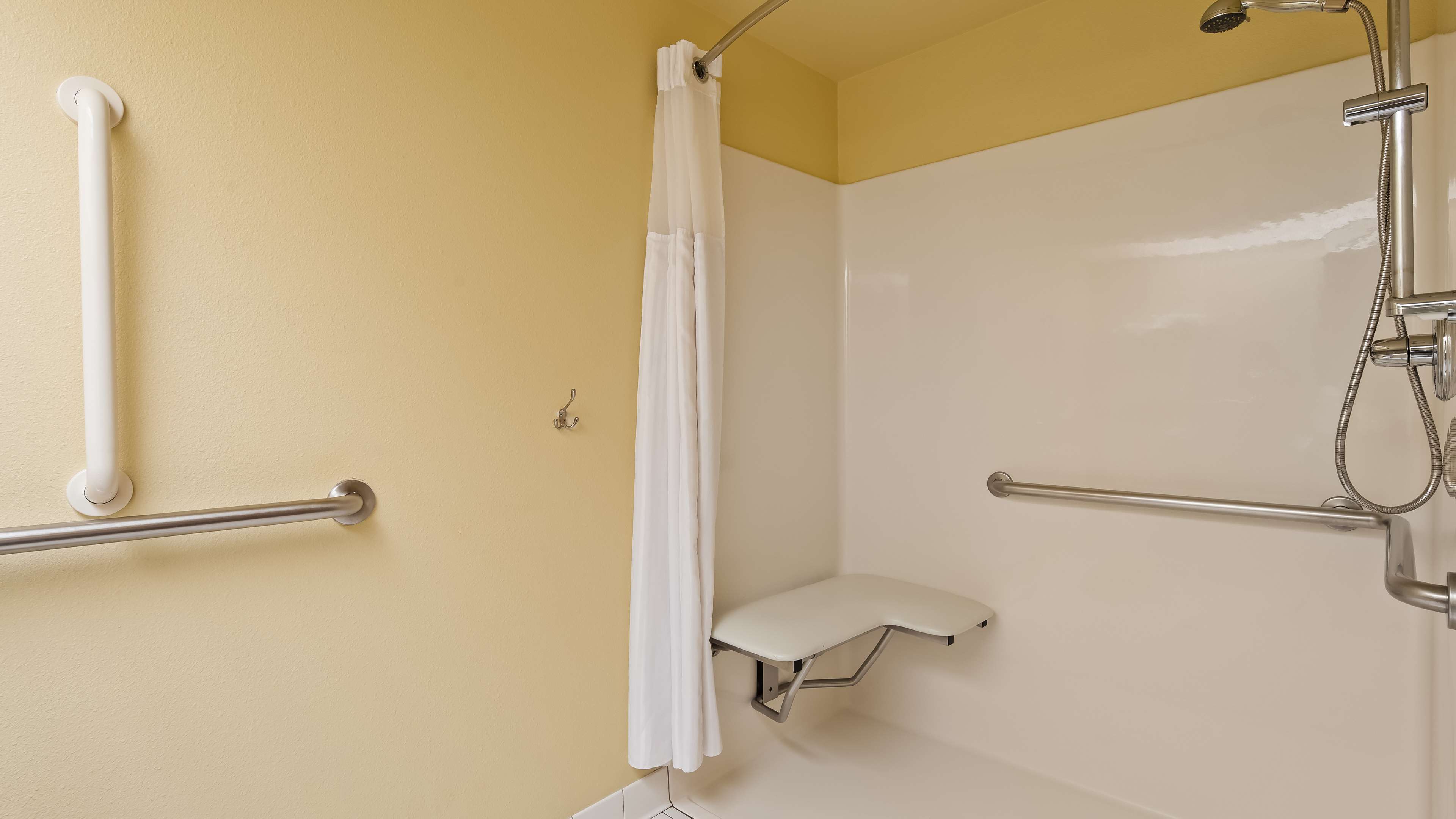 Best Western Plus Plaza by the Green Photo