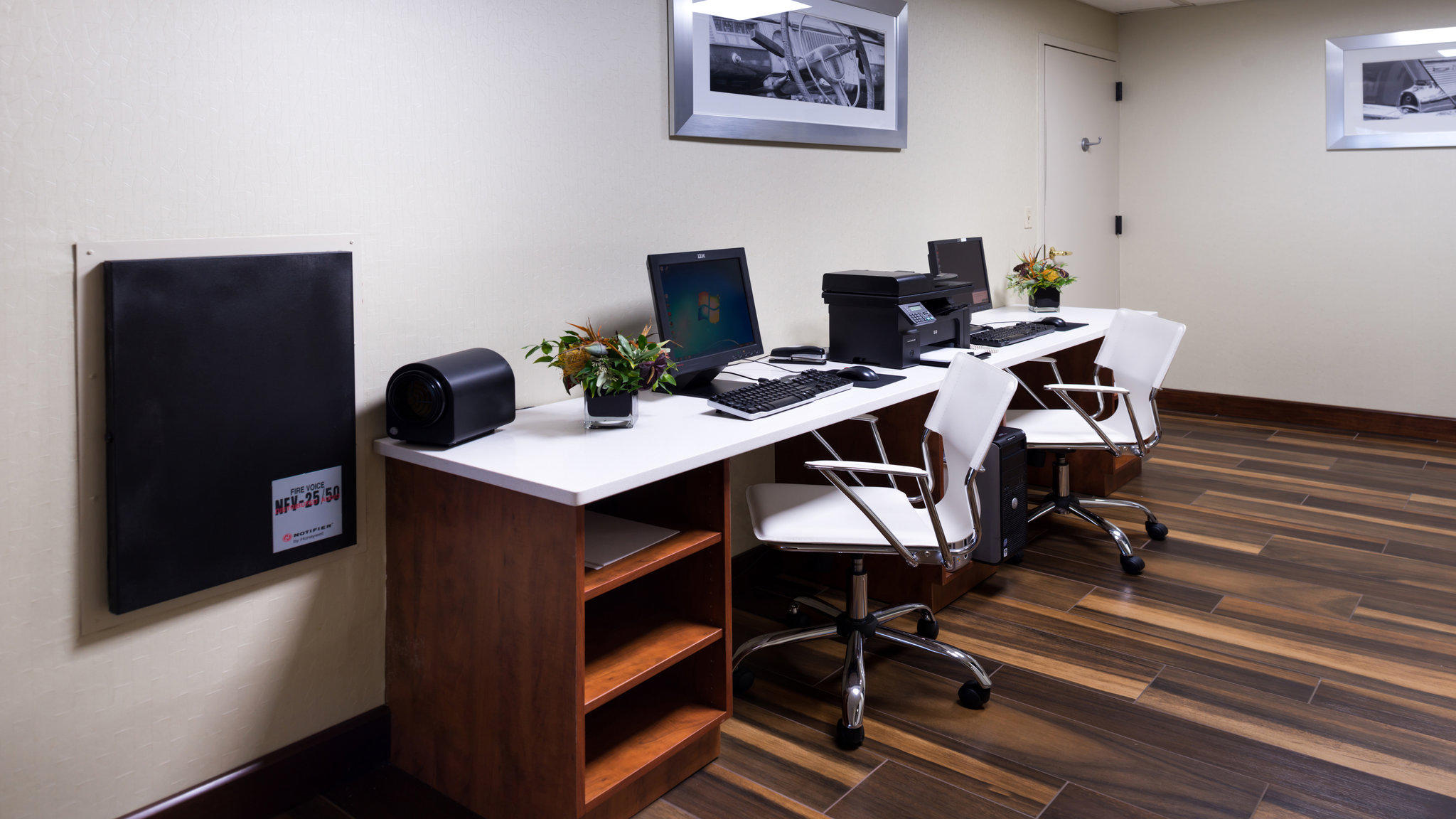 Holiday Inn & Suites Warren by IHG Image