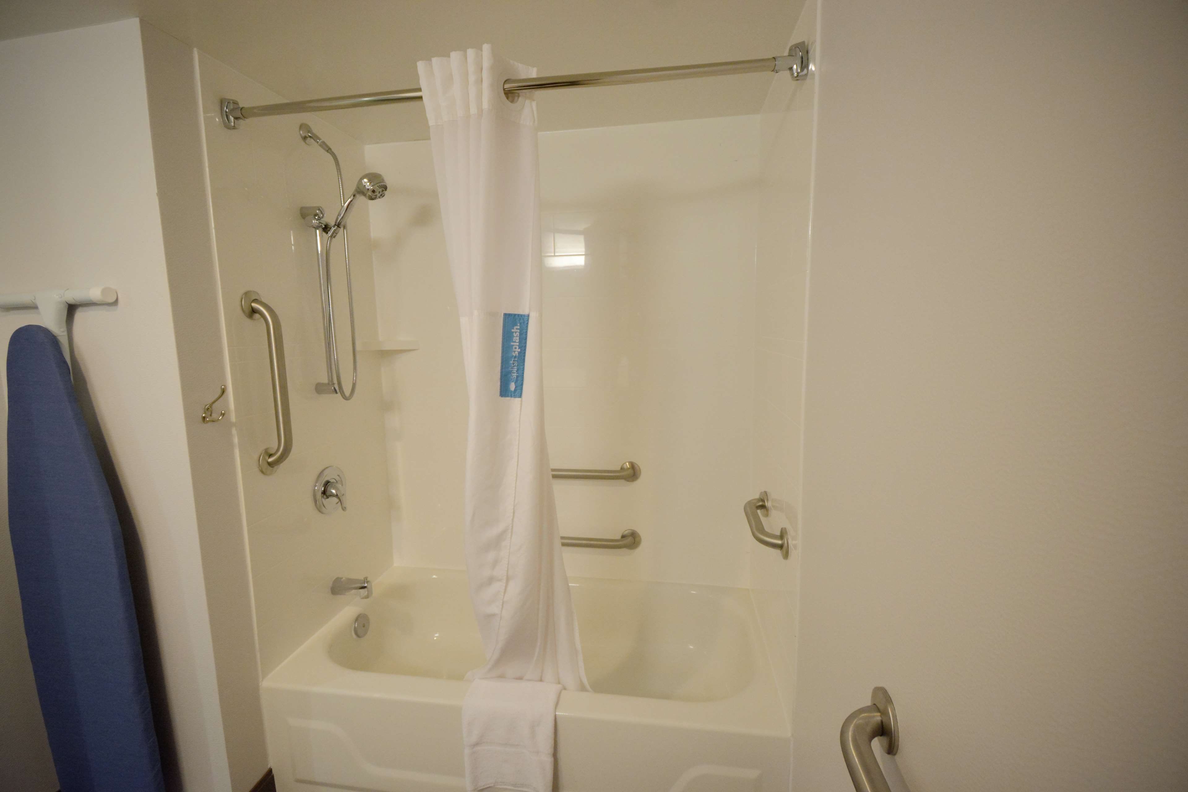 Guest room bath