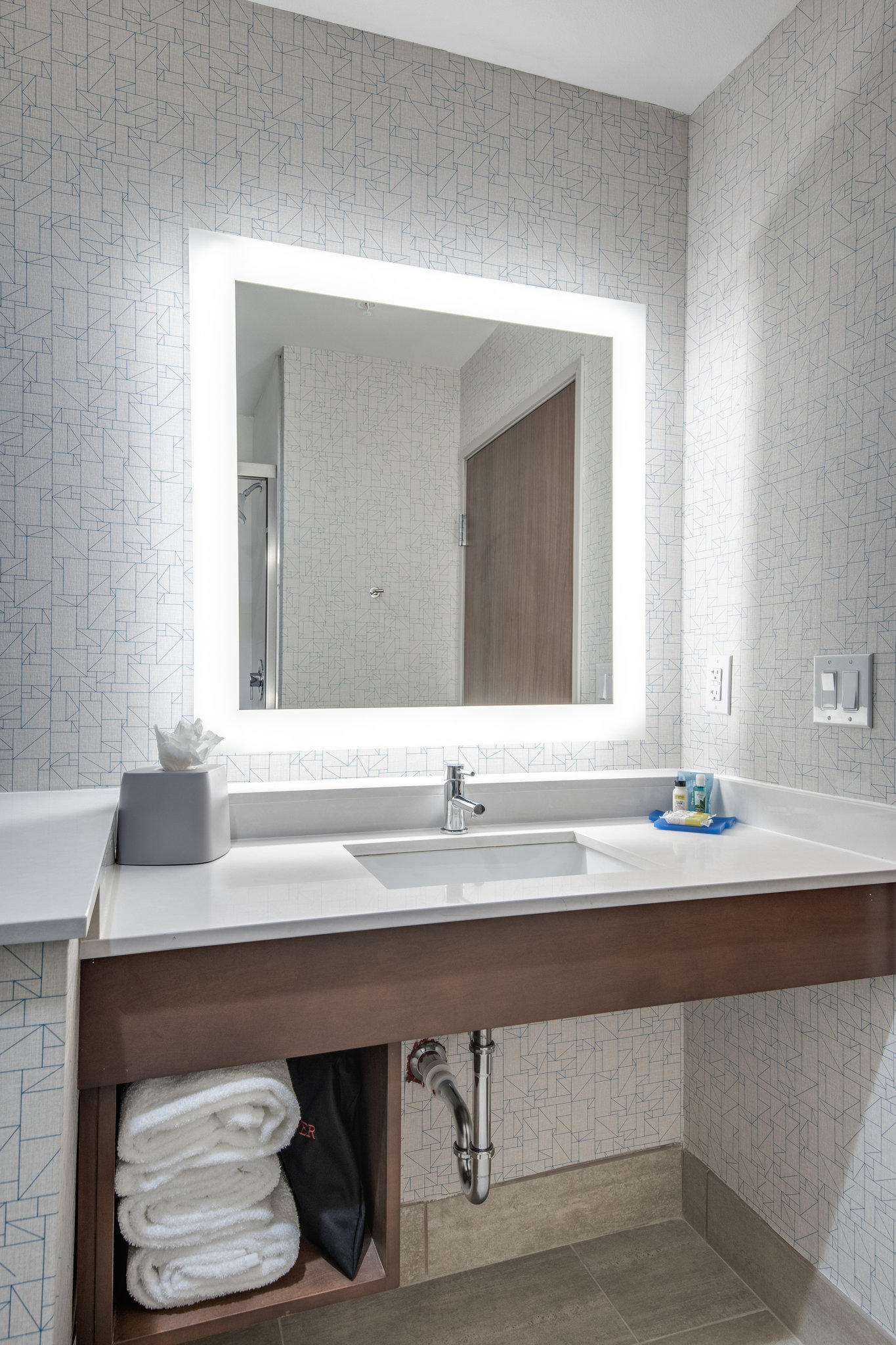 Holiday Inn Express & Suites Dallas North - Addison Photo