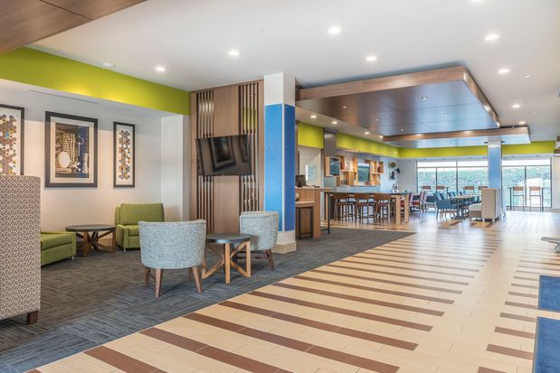Images Holiday Inn Express & Suites Clarion