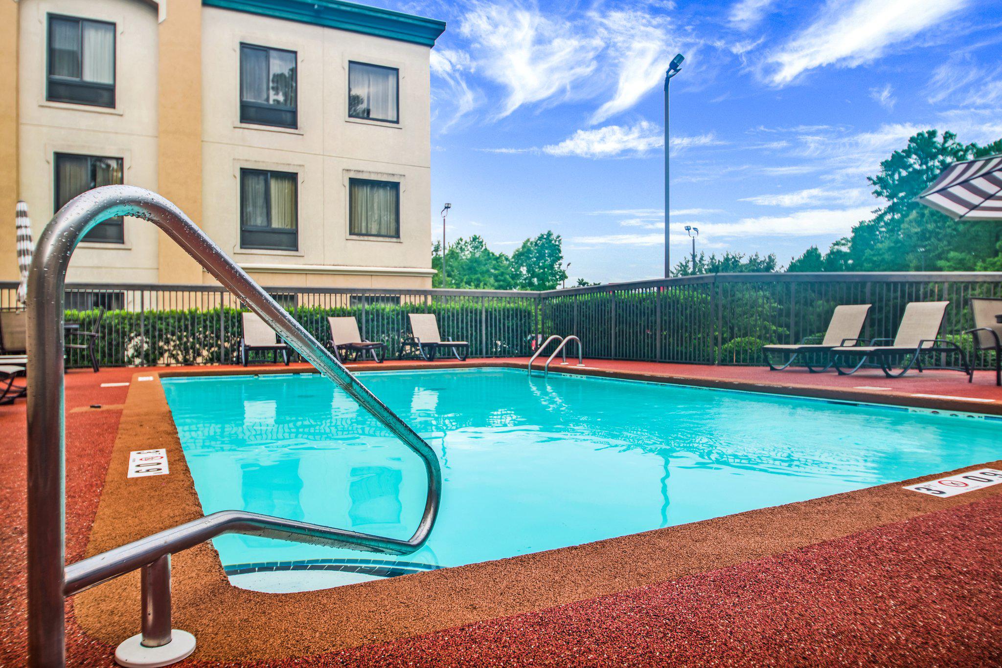 Holiday Inn Express & Suites Fayetteville-Ft. Bragg Photo