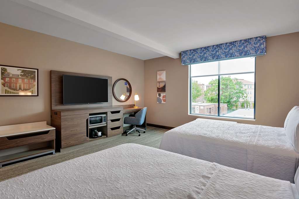 Hampton Inn Salem Boston Image