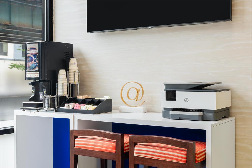 GLo¯ Best Western Bronx NYC Image