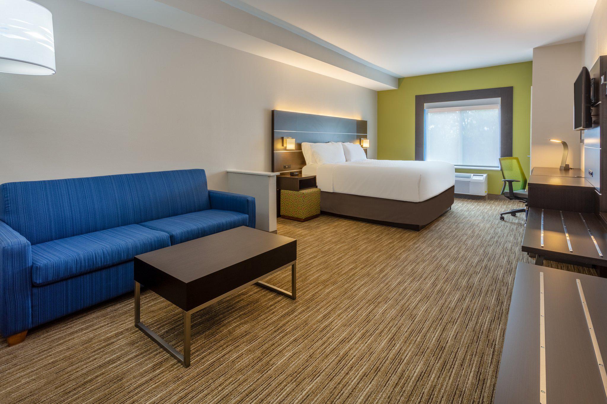 Holiday Inn Express & Suites Charlotte- Arrowood Photo