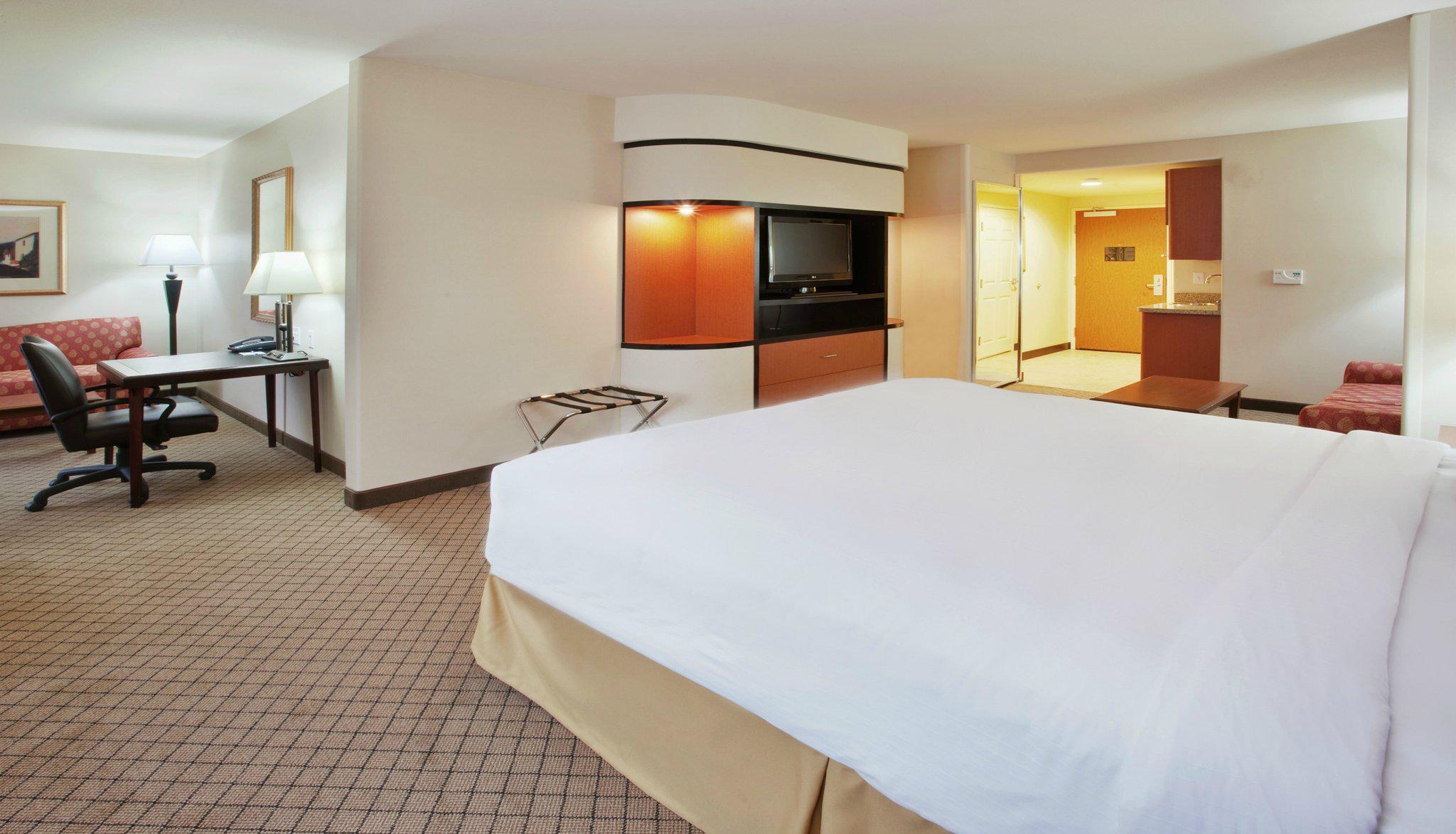 Holiday Inn Express & Suites Lincoln-Roseville Area Photo