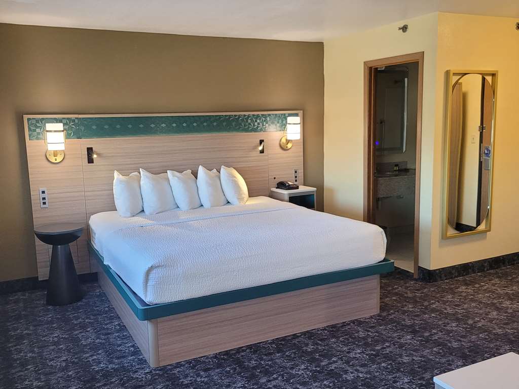 Best Western Plus Altoona Inn Image