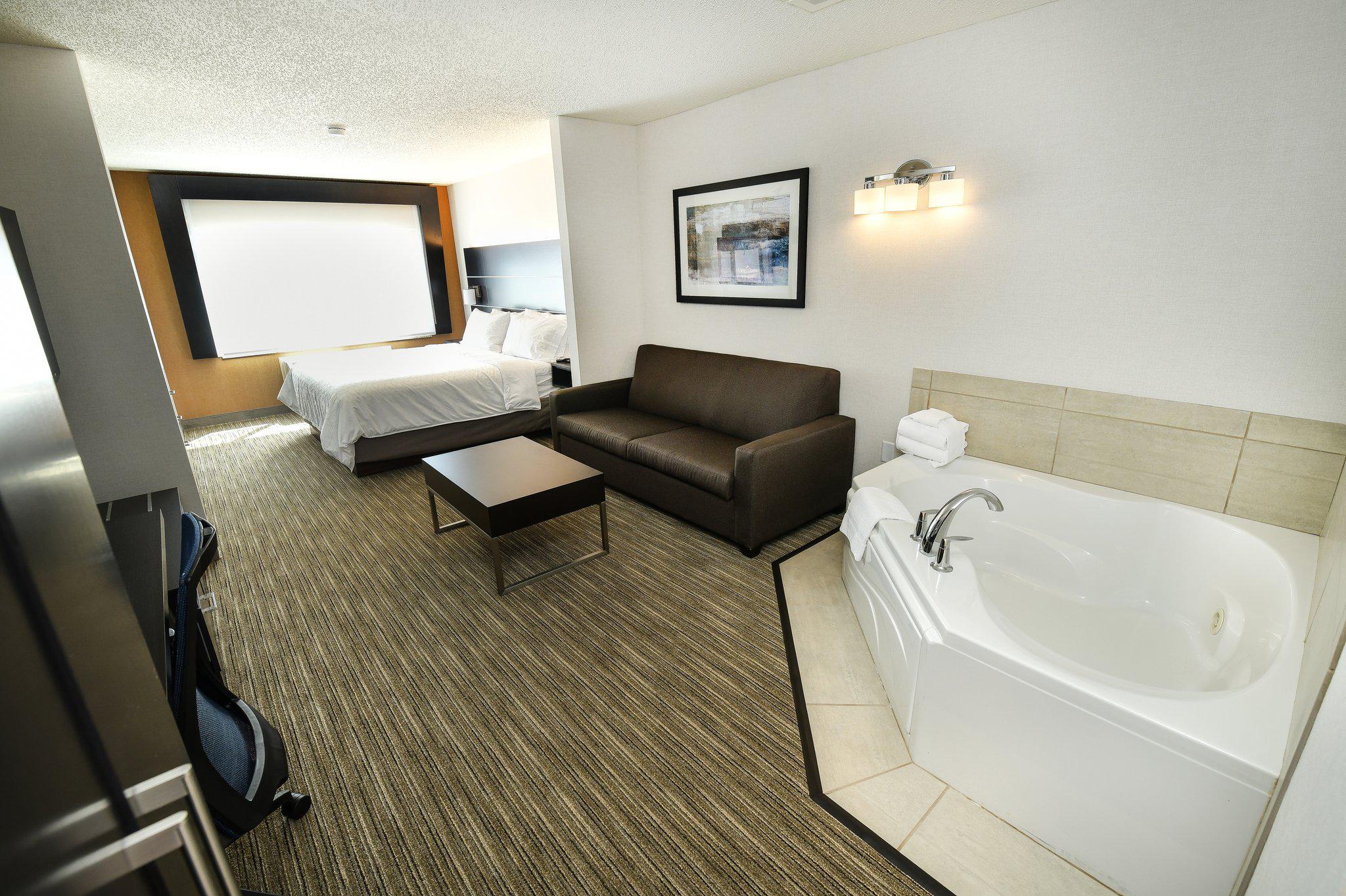 Holiday Inn Express & Suites Grand Forks Photo