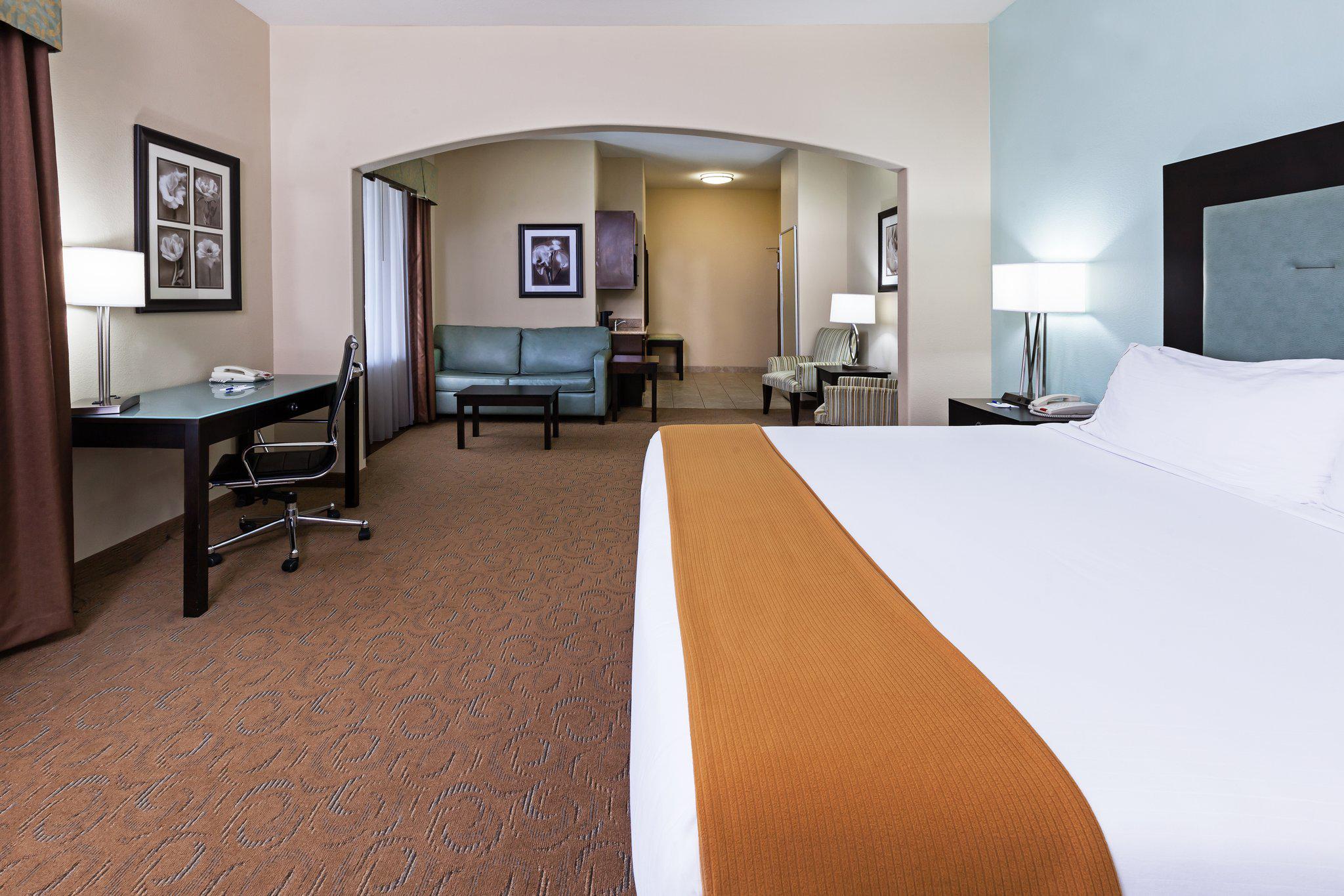 Holiday Inn Express & Suites Victoria Photo