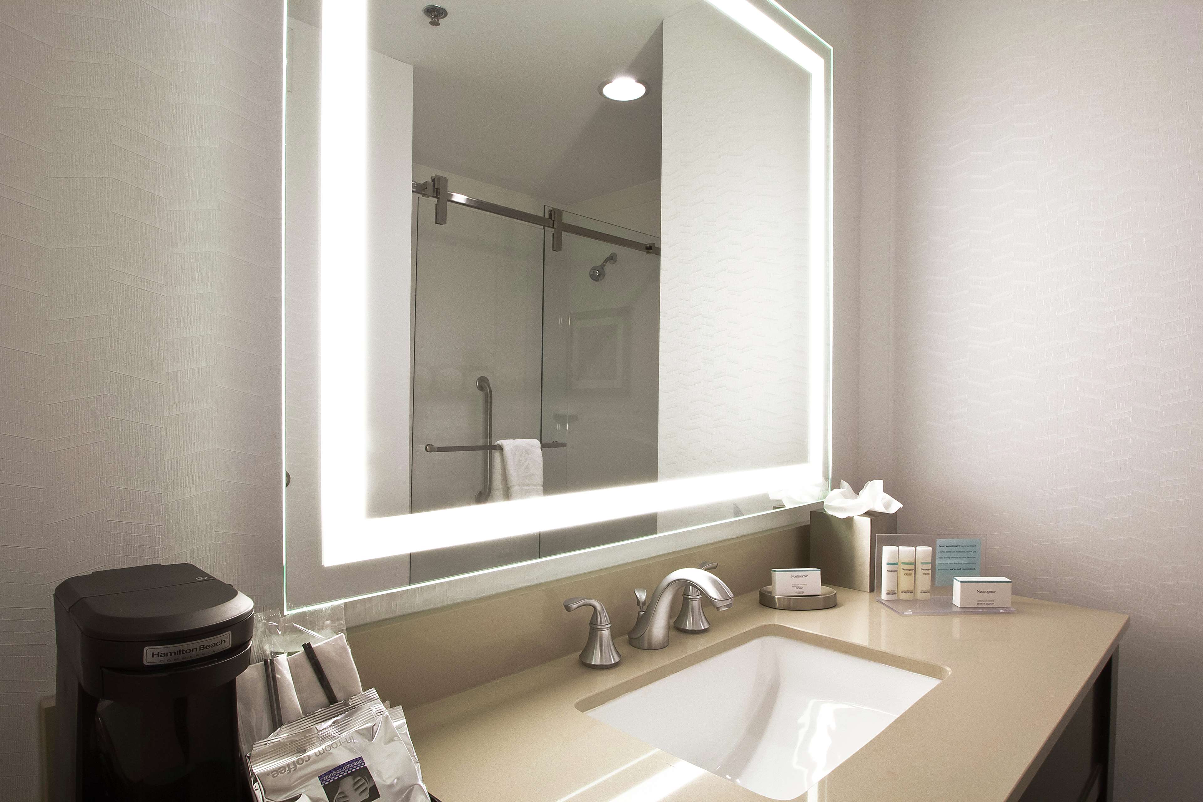 Guest room bath