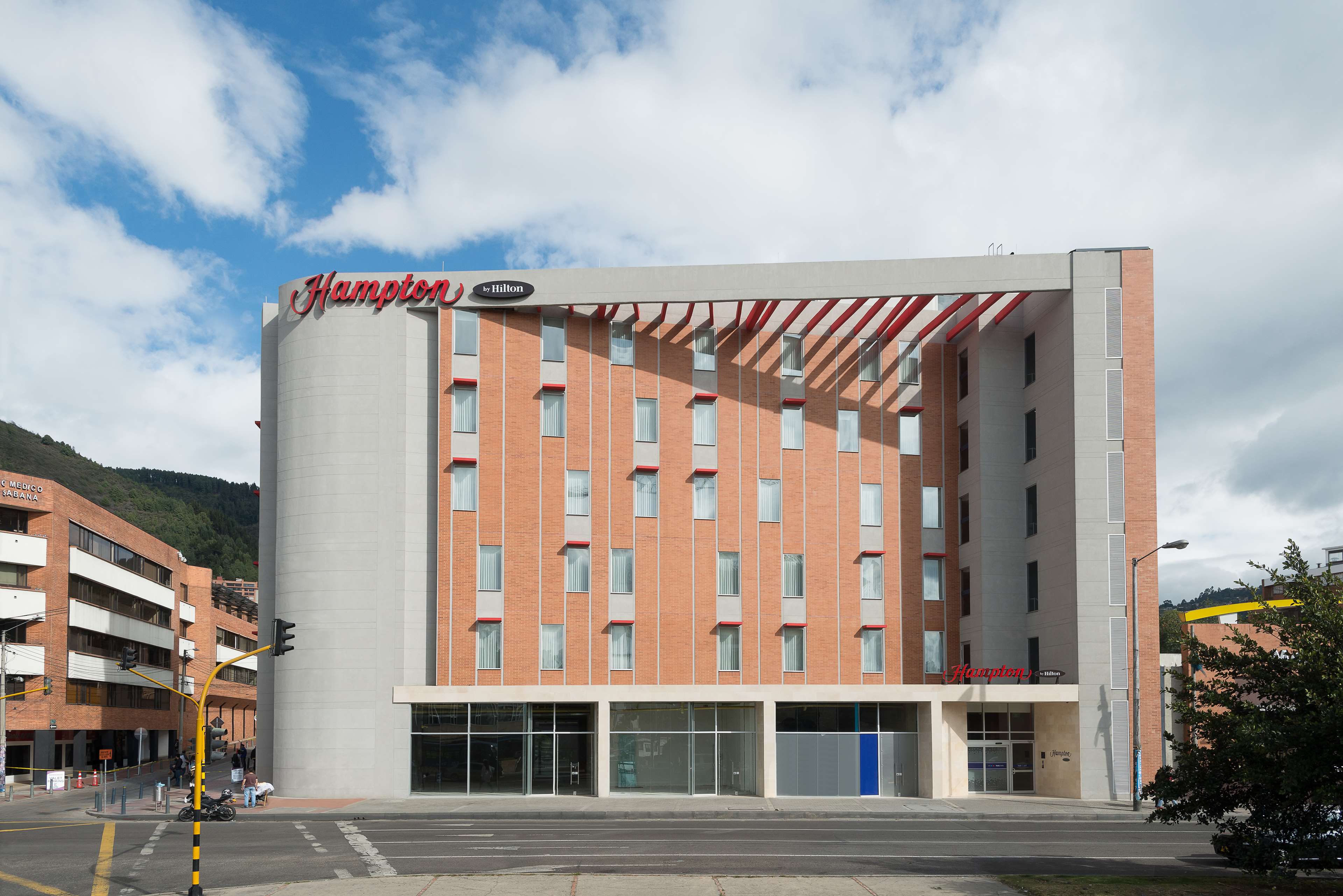 hotel hampton by hilton usaquen telefono