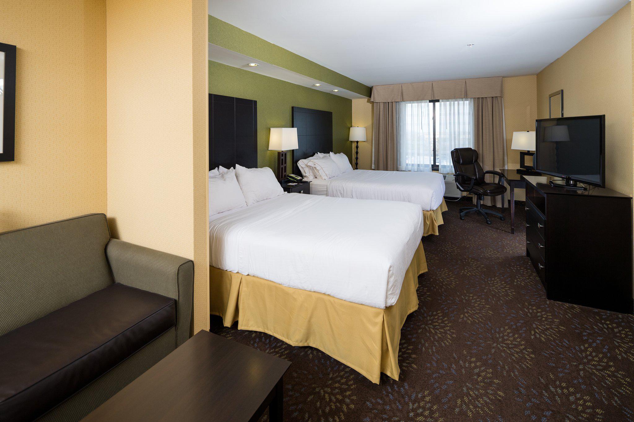 Holiday Inn Express & Suites Detroit North - Troy Photo