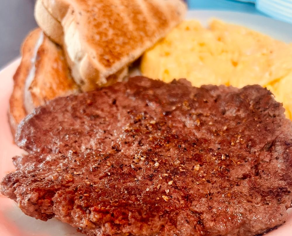 Chopped Steak 10 Oz and Eggs