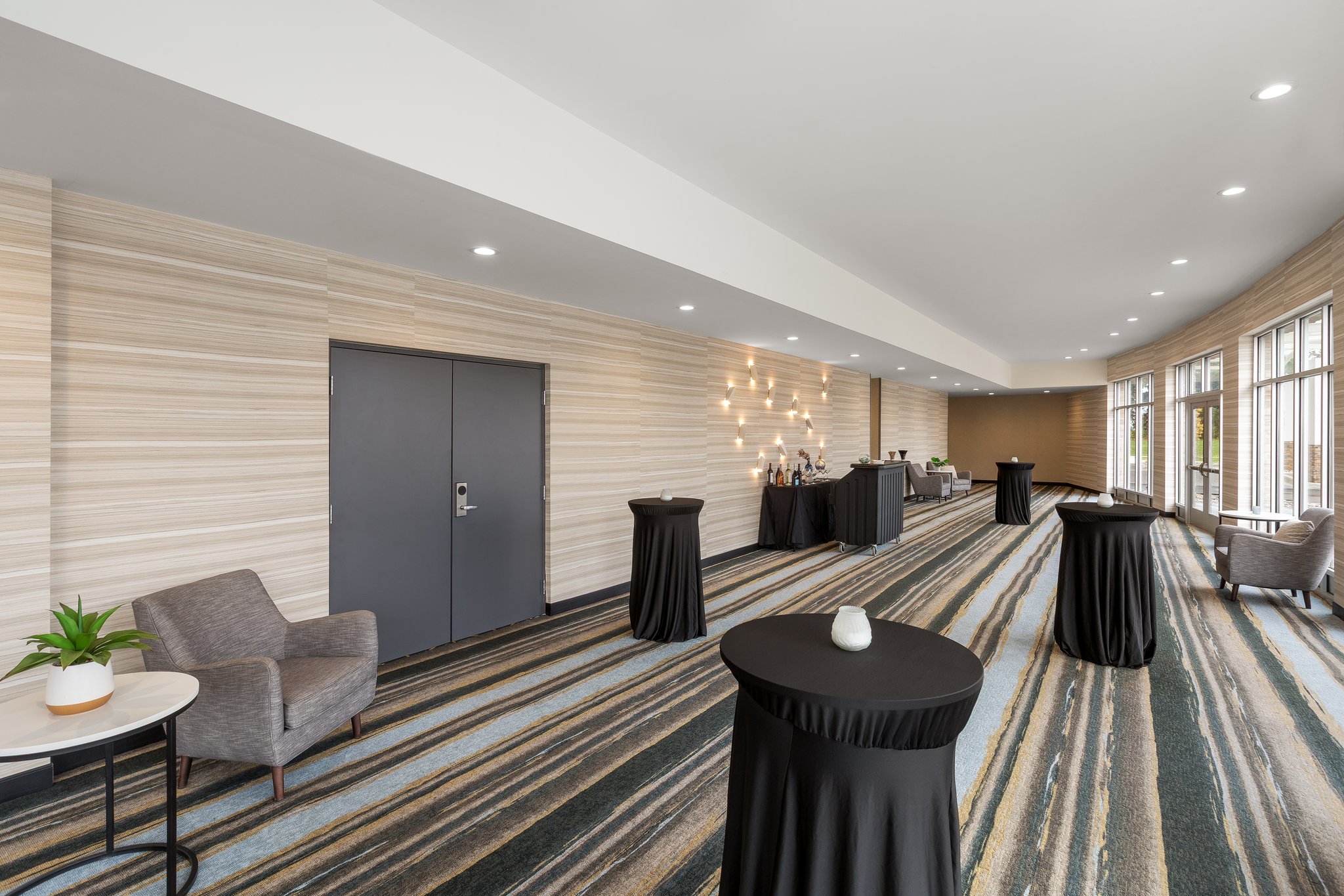 Holiday Inn & Suites Detroit - Troy by IHG Image