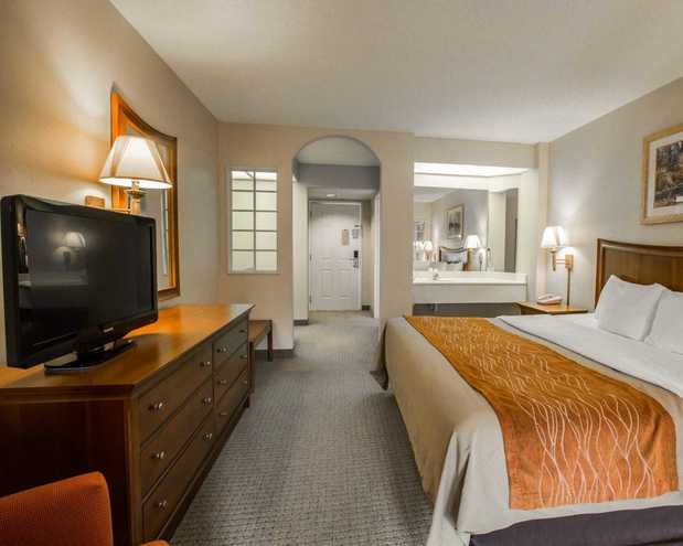 Images Rodeway Inn & Suites On The River