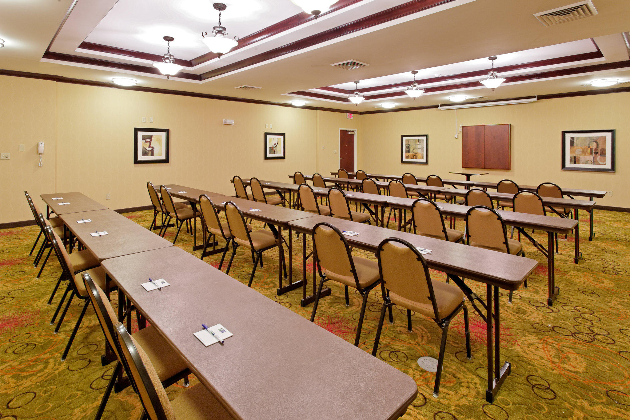 Holiday Inn Express & Suites Florence Northeast Photo