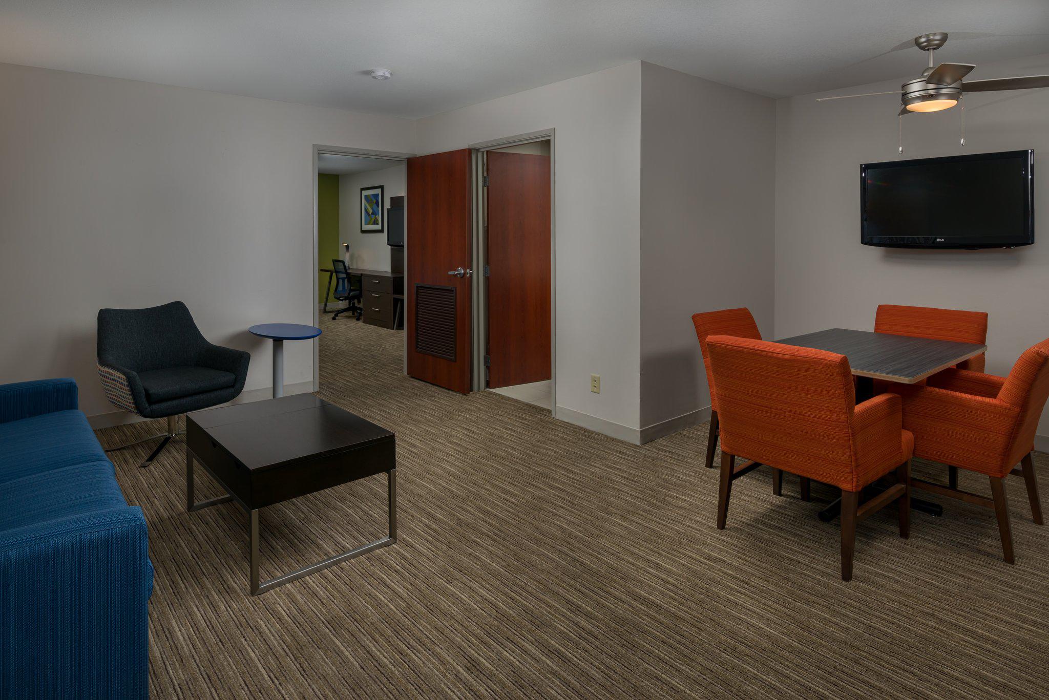 Holiday Inn Express & Suites Lawrence Photo