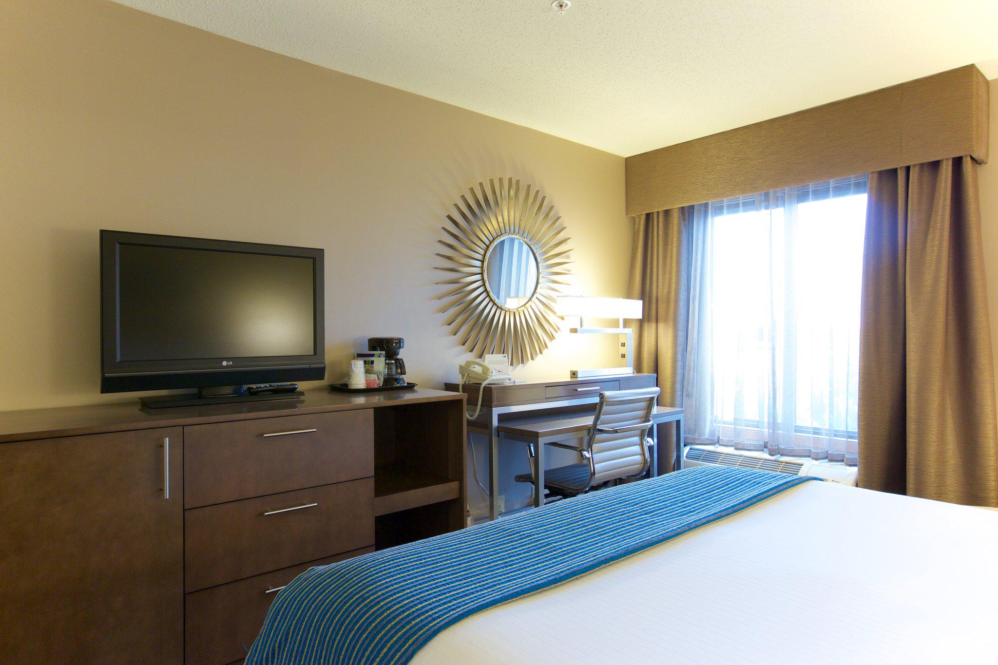 Holiday Inn Express Fargo-West Acres Photo