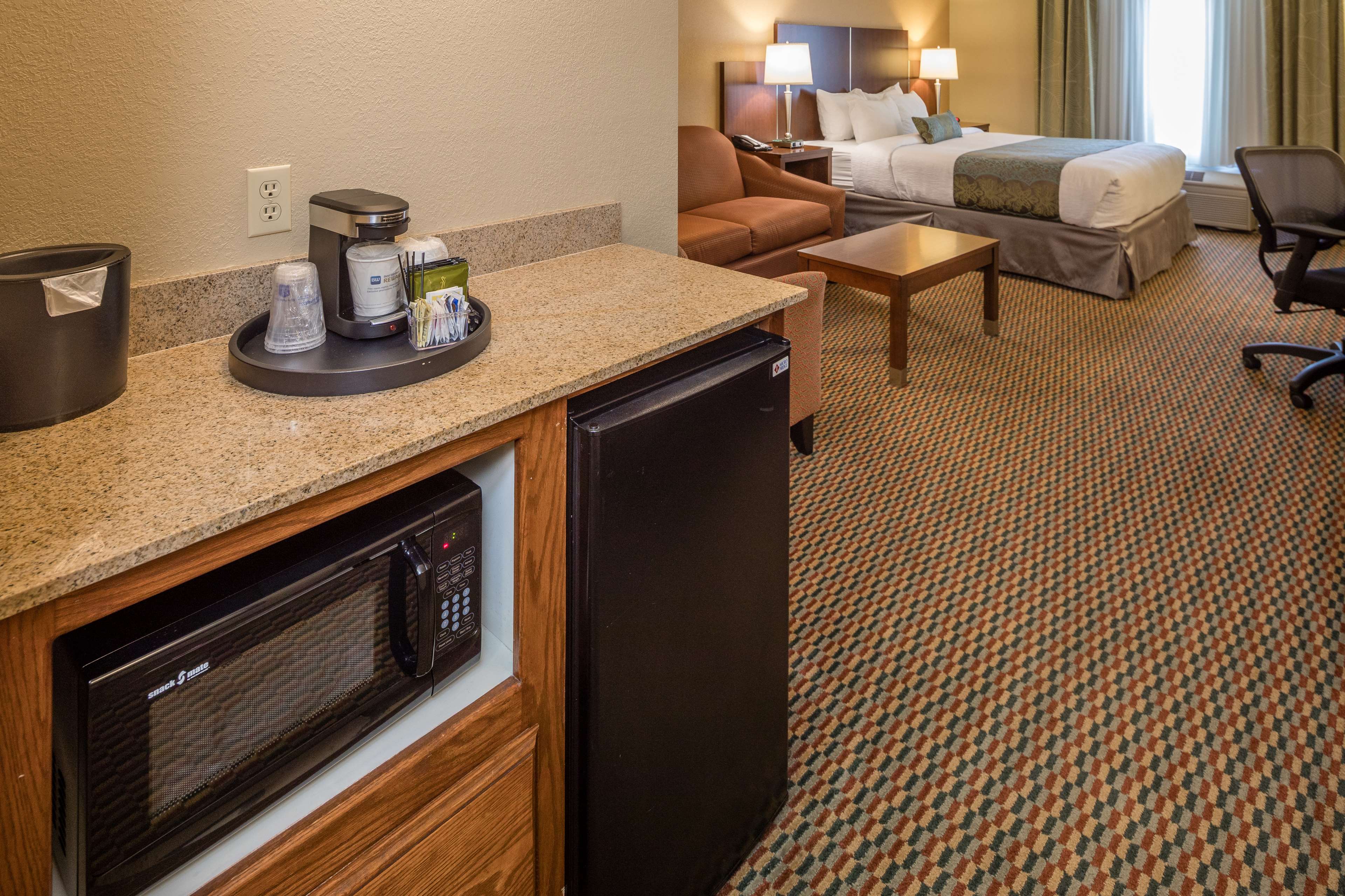 Best Western Plus Airport Inn & Suites Photo