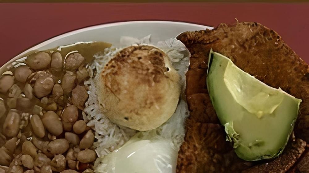 Bandeja Con Pollo Empanizado (Breaded Chicken Cutlet)