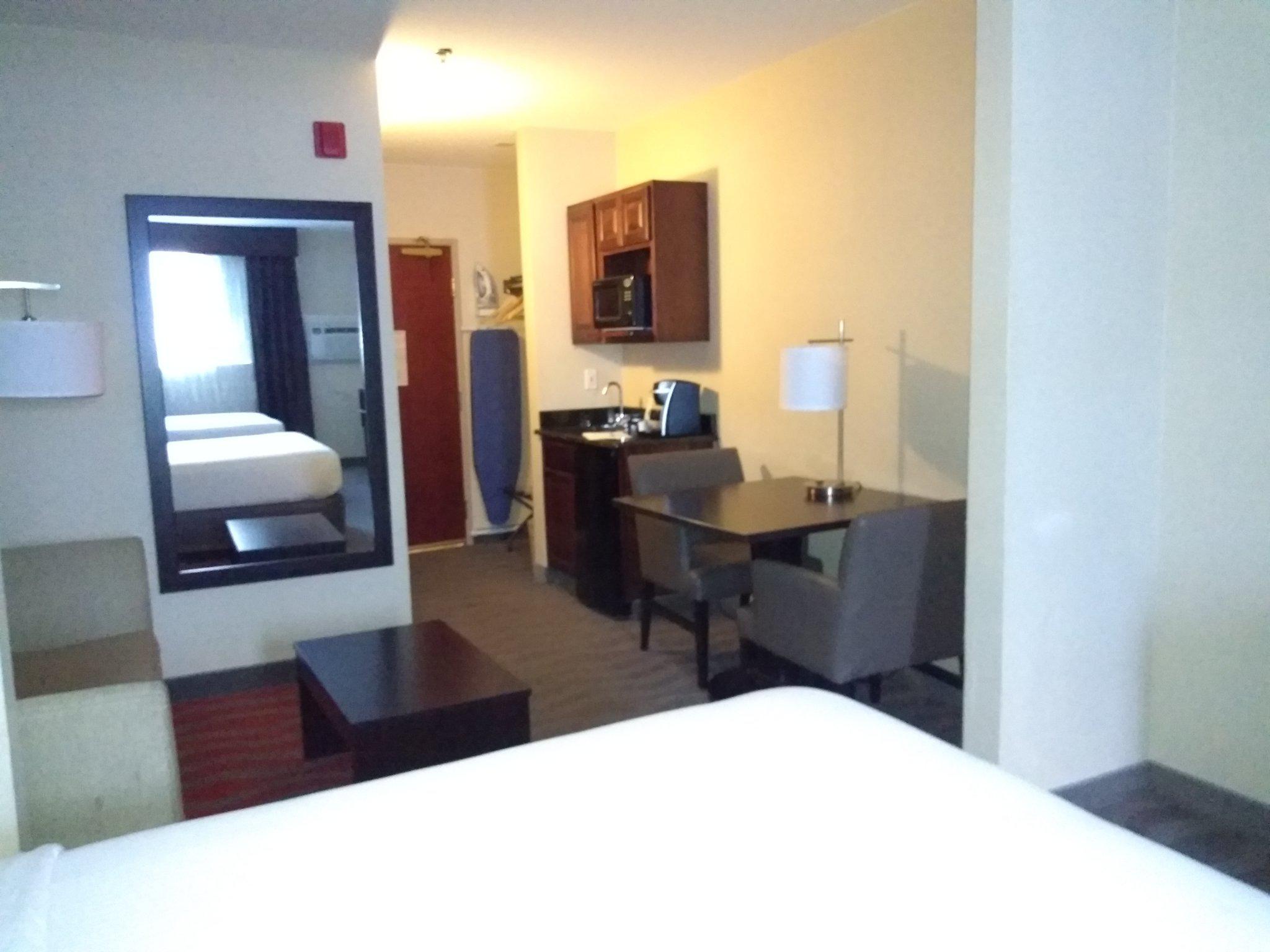 Holiday Inn Express & Suites Waterford Photo