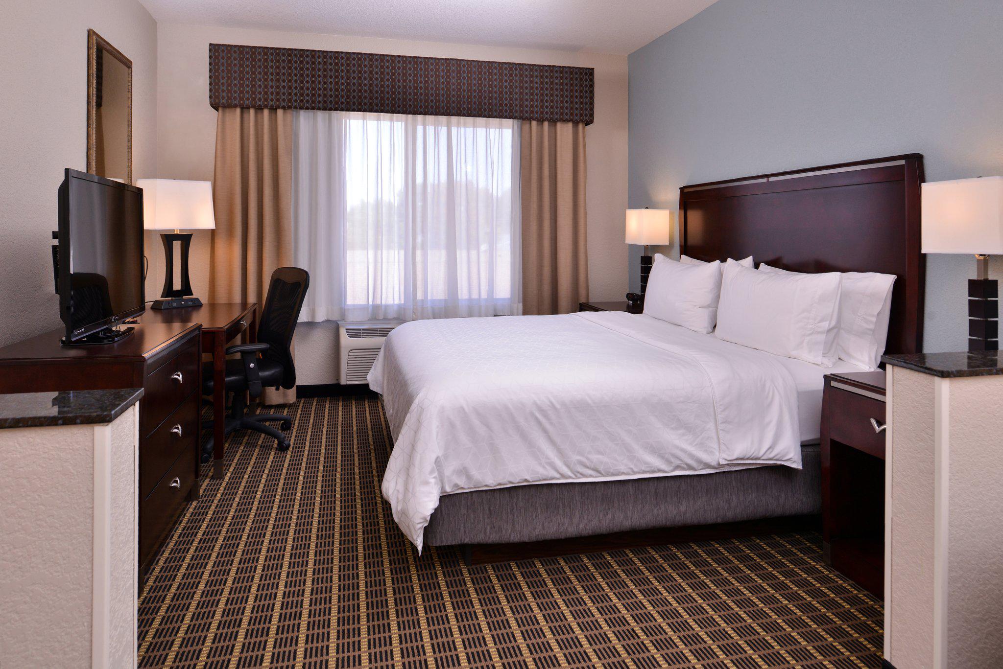 Holiday Inn Express & Suites Pittsburg Photo