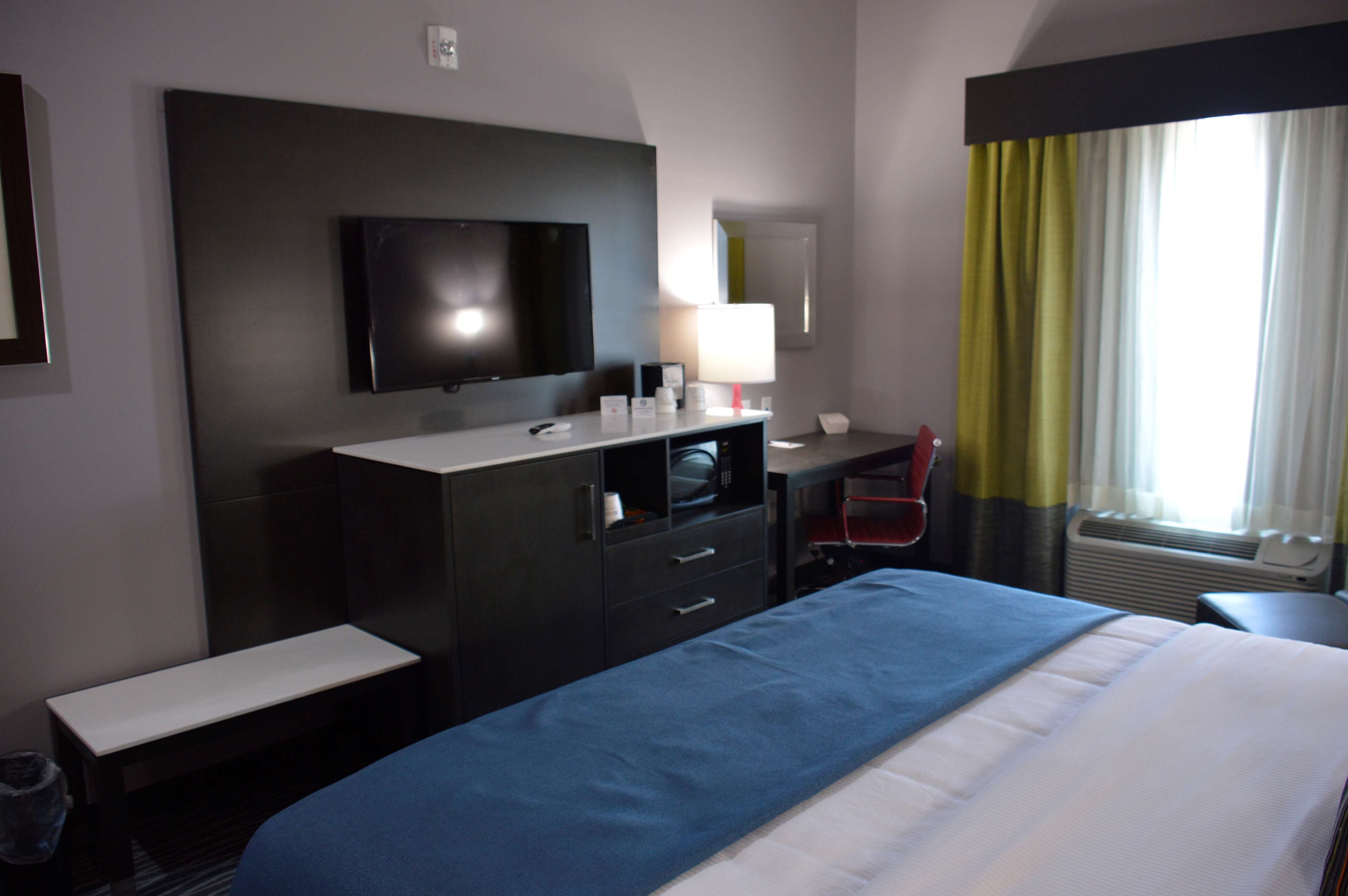 Best Western Plus Airport Inn & Suites Photo