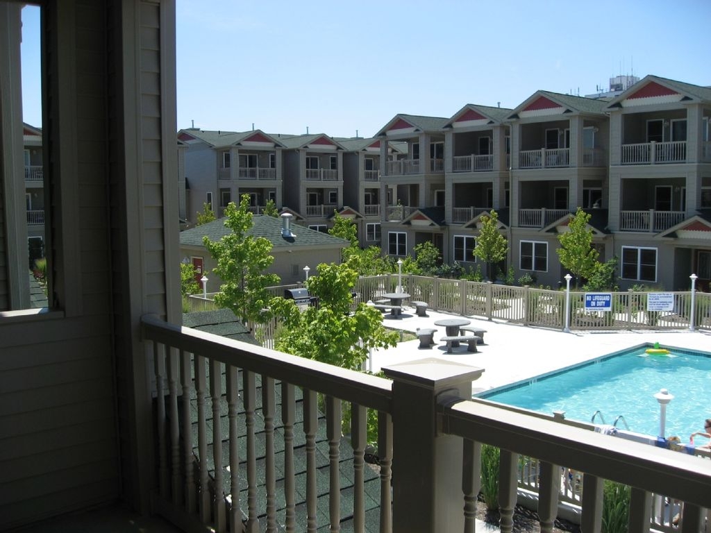 Gorgeous 4 BR3.5 Bath Townhome with Pool - Sleeps 10!