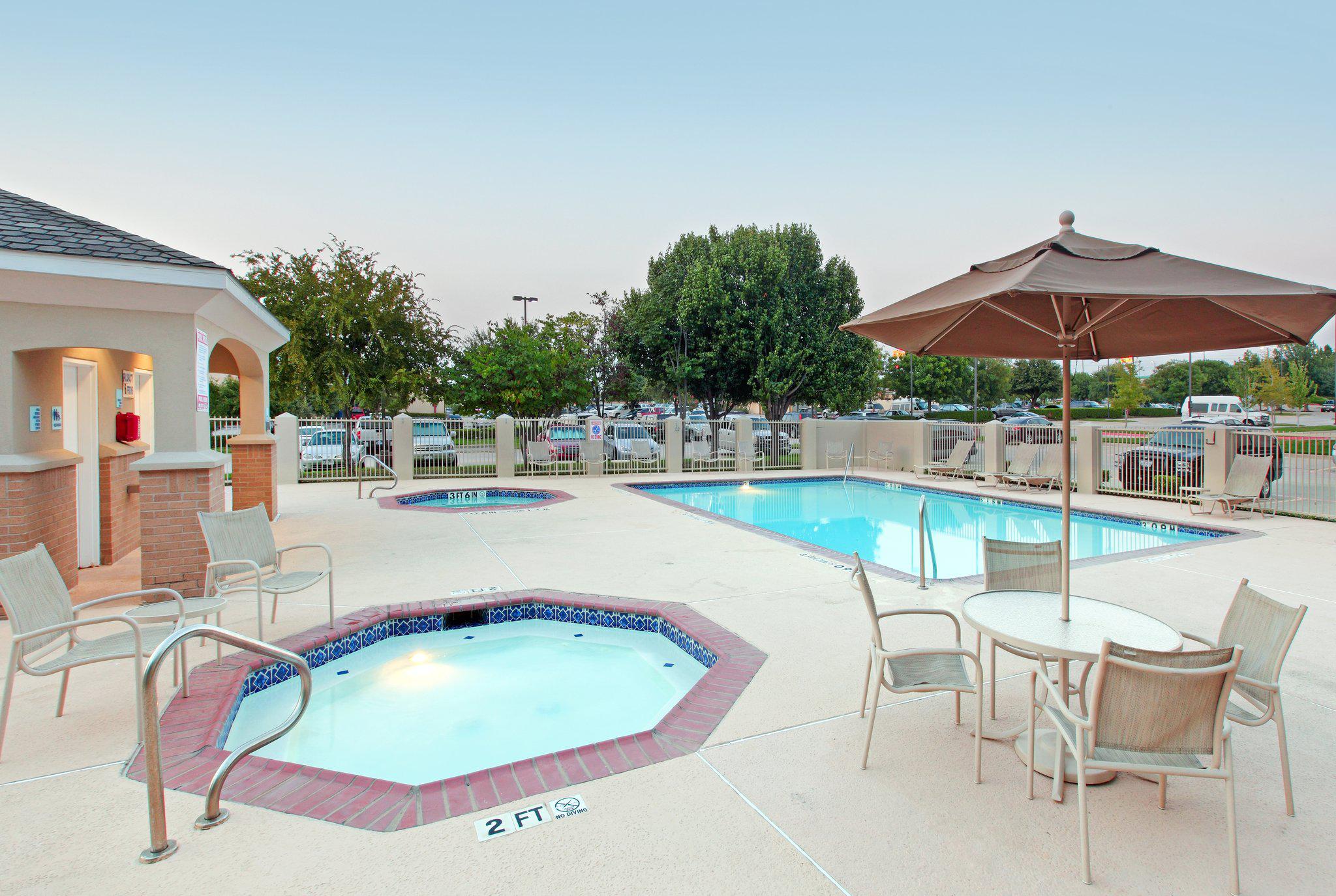 Holiday Inn Express & Suites DFW Airport - Grapevine Photo