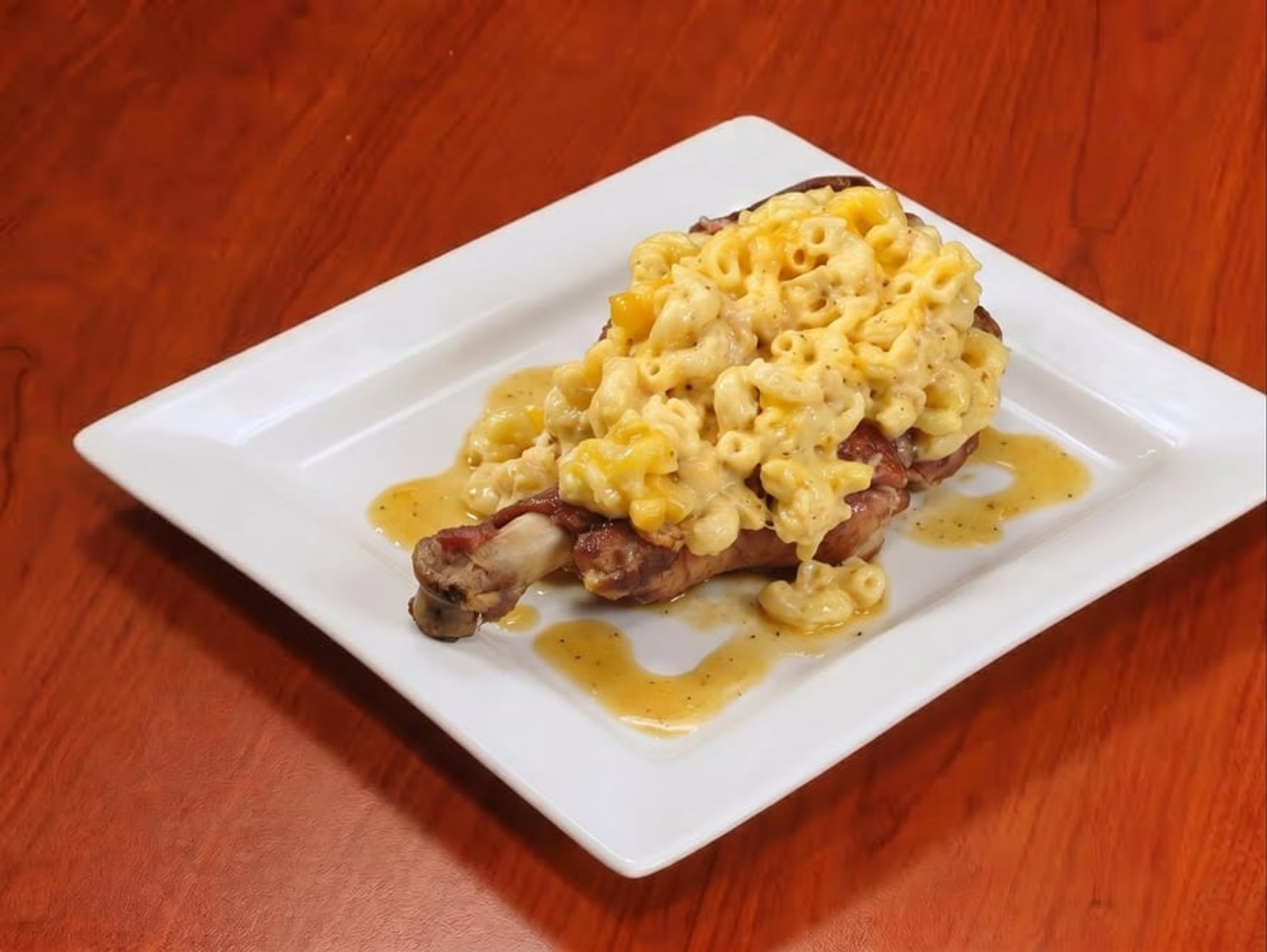 Stuffed Smoked Turkey Leg with Mac N Cheese