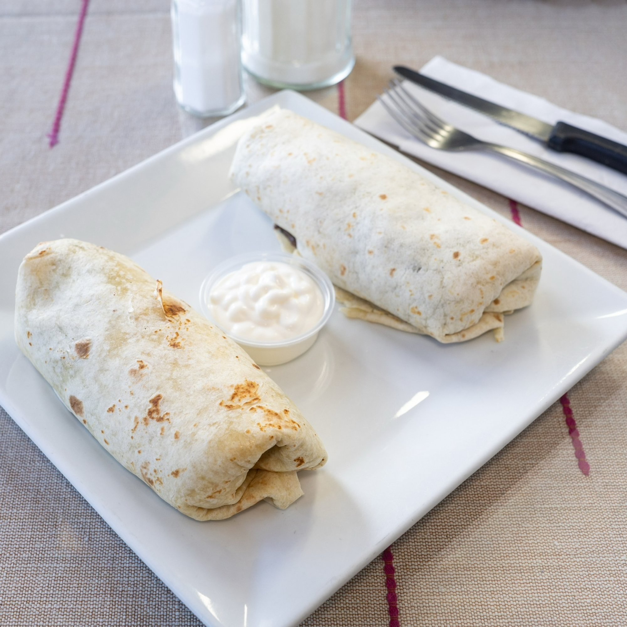 1. Huevos Tocino y Cebolla Burrito