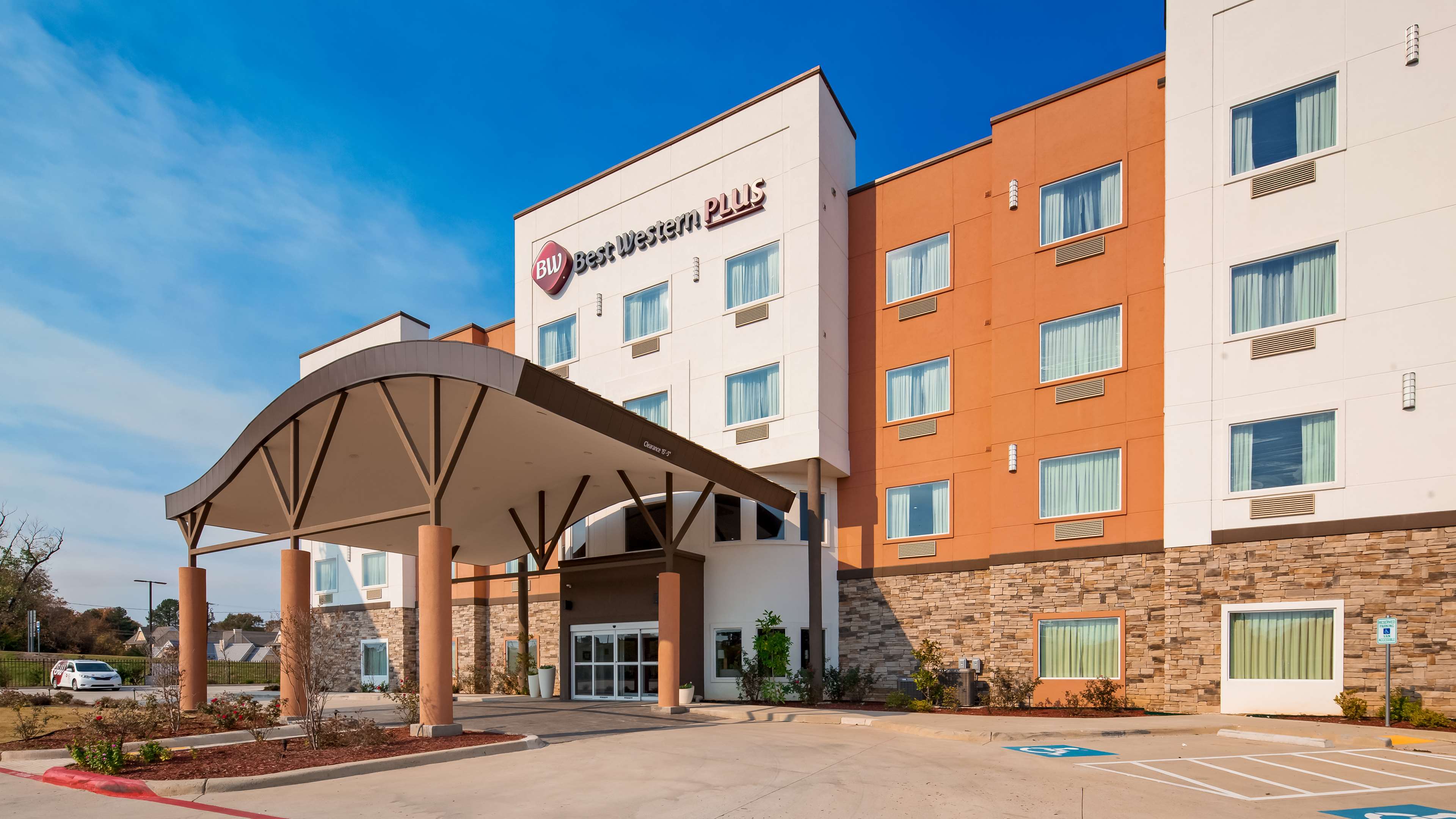 Best Western Plus Airport Inn & Suites Photo