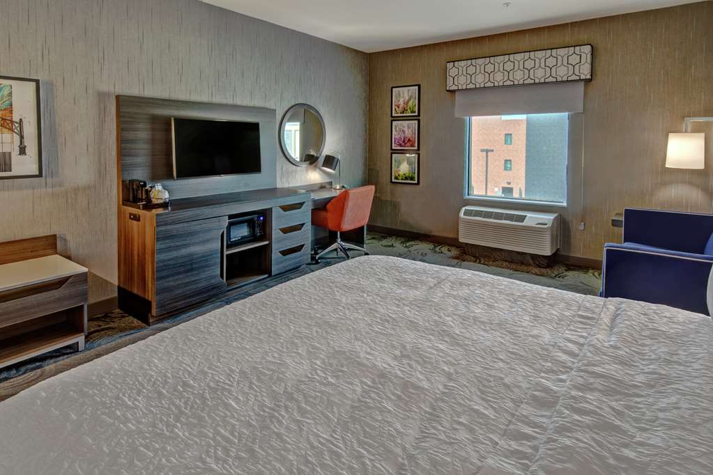 Hampton Inn Fresno Airport Image