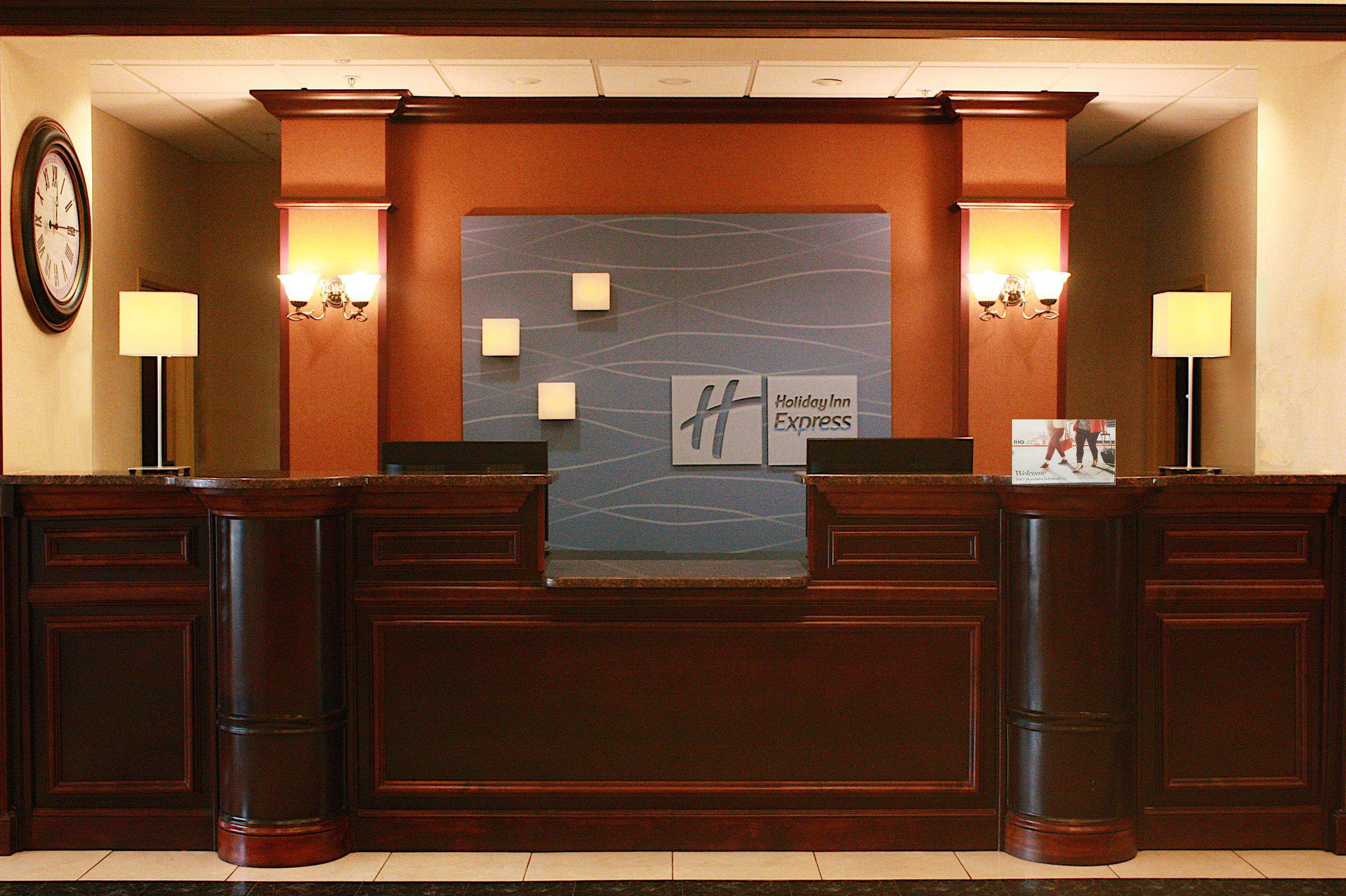 Holiday Inn Express & Suites Spring Hill Photo