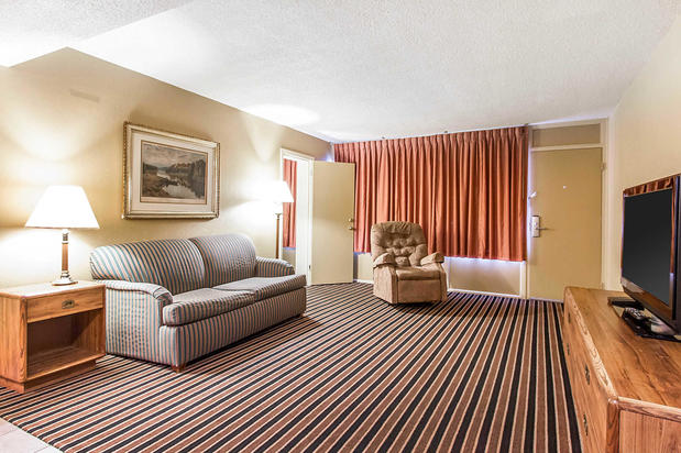 Images Econo Lodge Inn & Suites