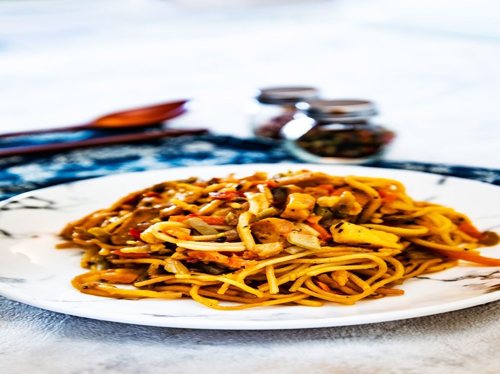 SCHEZWAN-CHICKEN NOODLES