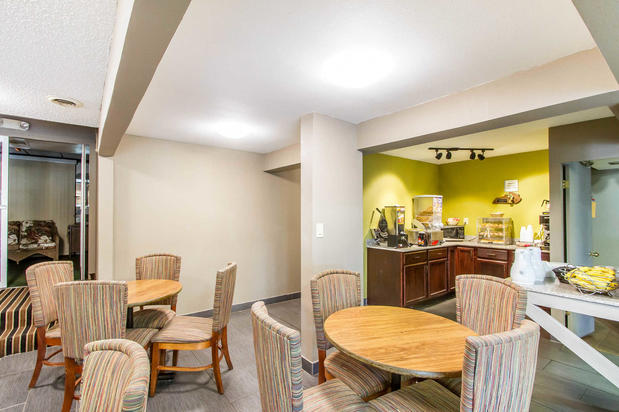 Images Econo Lodge Inn & Suites
