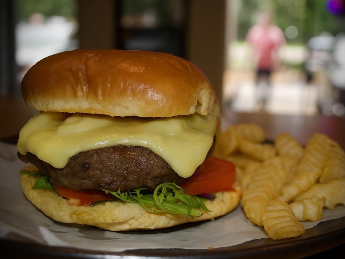 Classic Beef Burger / Hamburguesa Clásica